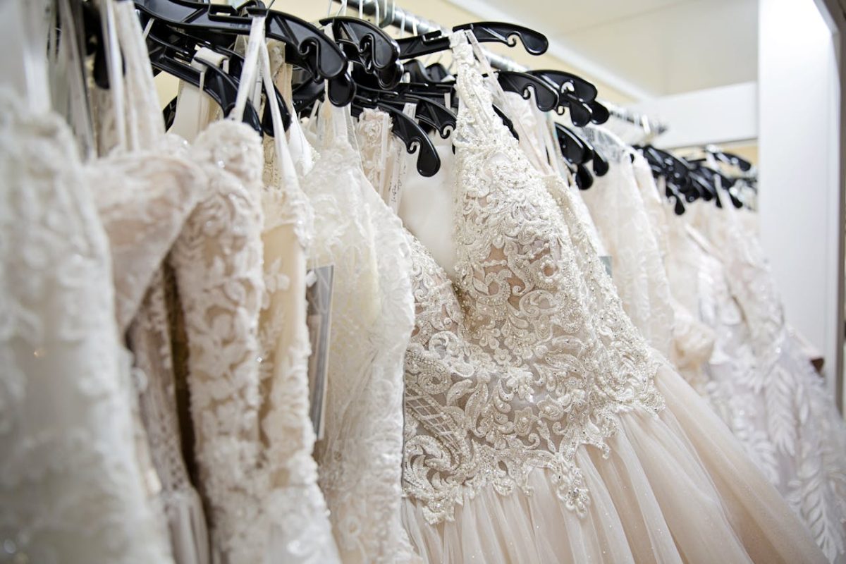 Ekskluzywne sukienki dla mamy weselnej – elegancja i styl na wielki dzień
