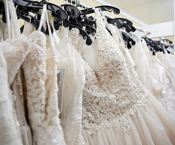 Ekskluzywne sukienki dla mamy weselnej – elegancja i styl na wielki dzień