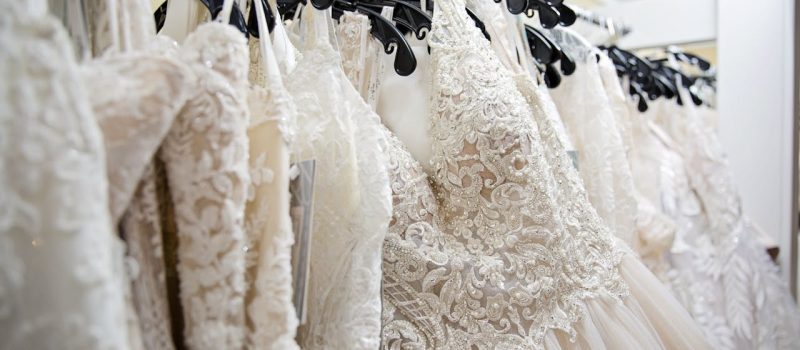 Ekskluzywne sukienki dla mamy weselnej – elegancja i styl na wielki dzień