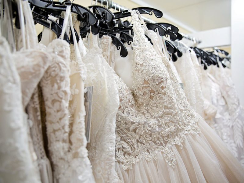 Ekskluzywne sukienki dla mamy weselnej – elegancja i styl na wielki dzień